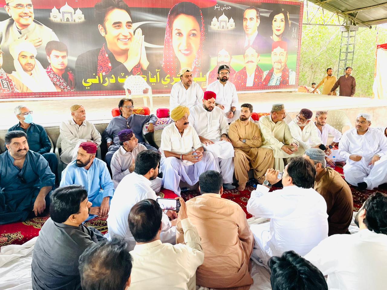 ايم پي اي راڻا ھمير سنگھ سوڍو طرفان آغا سراج دراني جي لاڏاڻي تي سندس پونئرن سان تعزيت