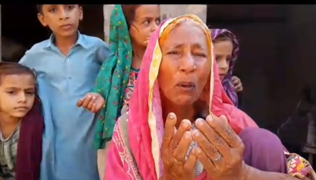 شڪارپور ۾ پيرسن عورت جو زمين تي مبينا قبضي خلاف احتجاج