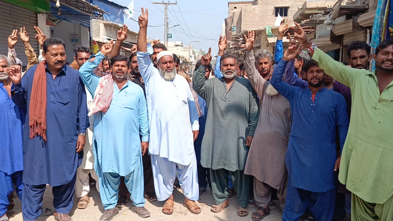 ڏوڪري ۾ آرا مشين يونين، ٽريڪٽر اونرز ۽ مزدورن طرفان پوليس خلاف احتجاج