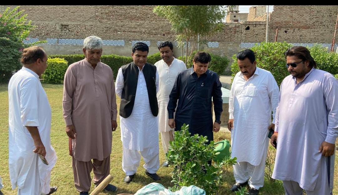 مورو ۾ ميونسپل چيئرمين پاران بينظير پارڪ ۾ ٻوٽا لڳايا ويا