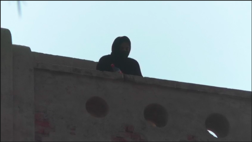 رحیم یار خان میں ظلم کی انتہا: انصاف نہ ملنے پر زیادتی کی شکار لڑکی 100 فٹ اونچی پانی کی ٹنکی پر چڑھ گئی!