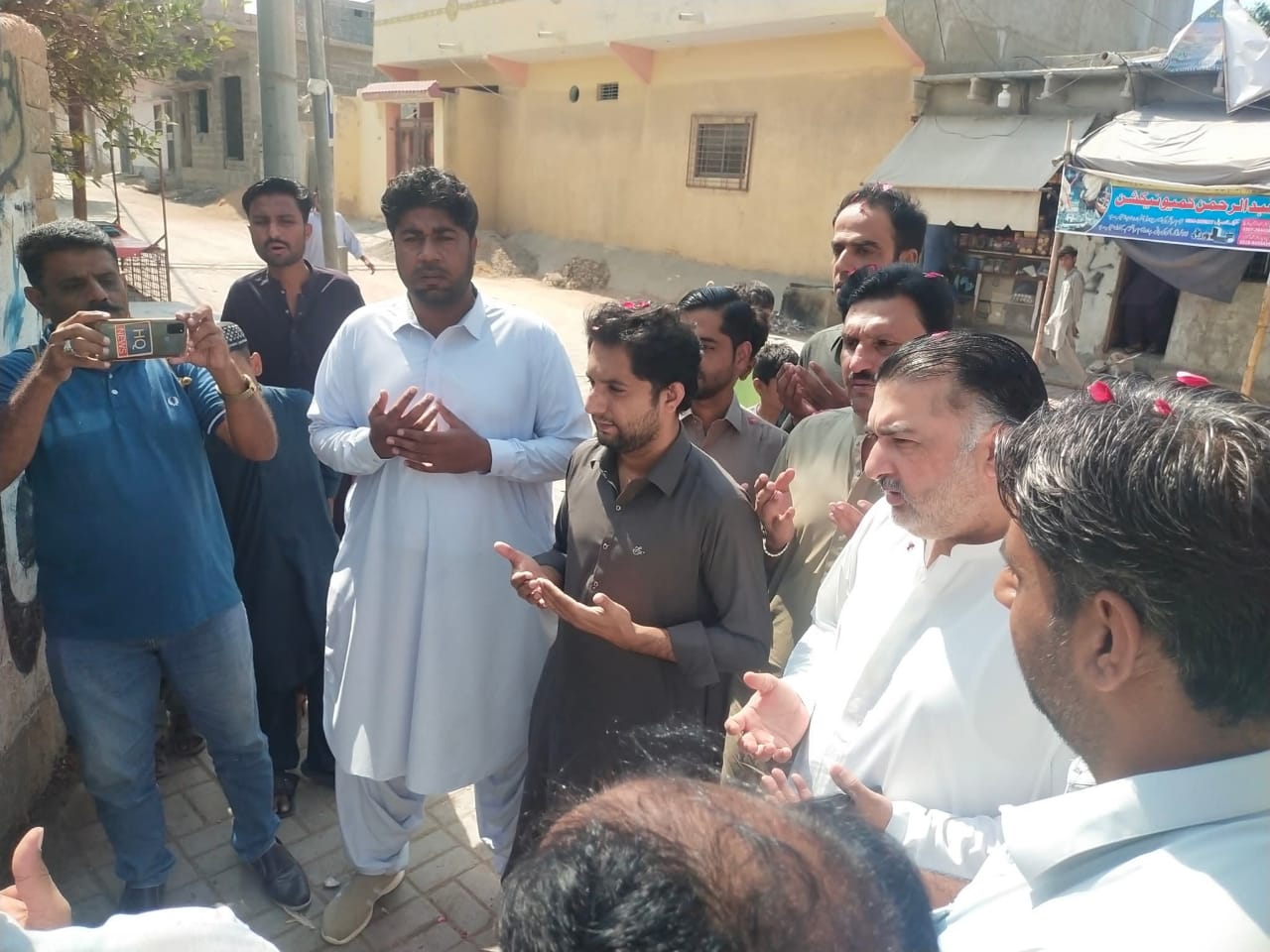 ايم اين اي ڄام عبدالڪريم جوکيو پاران رزاق آباد ۾ ترقياتي اسڪيمن جو افتتاح