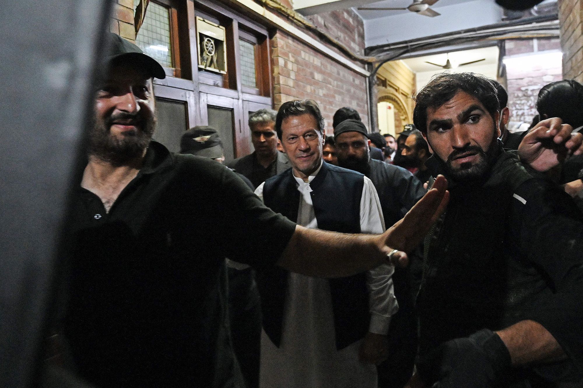 9 مئی سمیت 5 مقدمات میں بانیِ پی ٹی آئی کی گرفتاری پر پابندی — سیاسی منظرنامہ ہلچل کا شکار!