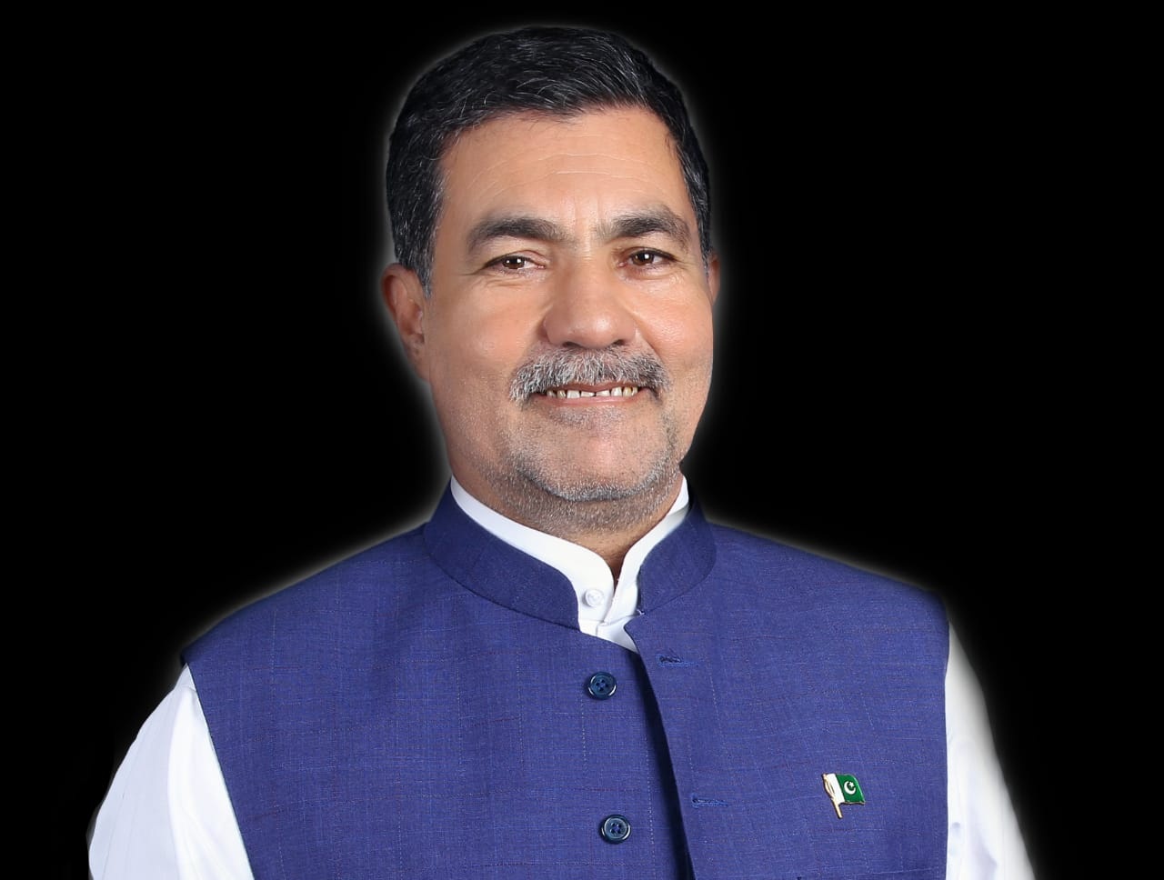 کراچی کھنڈر میں تبدیل، سڑکیں ٹوٹ پھوٹ کا شکار، اقرباپروری کا بازار گرم، حاجی شرافت اکاخیل