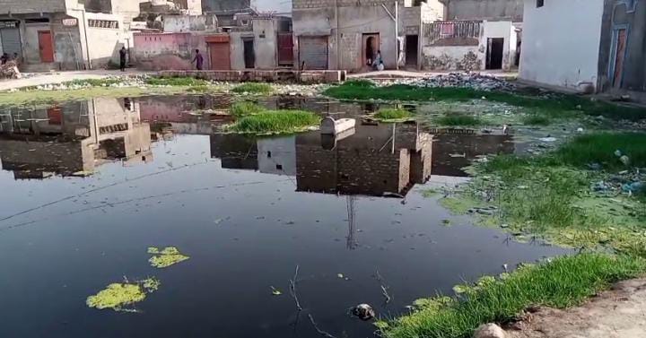 ٺٽو جو تاريخي بخاري قبرستان قبضه مافيا ۽ گندگي جي ورچڙهيل, قبرون گٽر جي پاڻي ۾ ٻڏل، شهرين جي شڪايتن باوجود انتظاميه ننڊ مان نه جاڳي