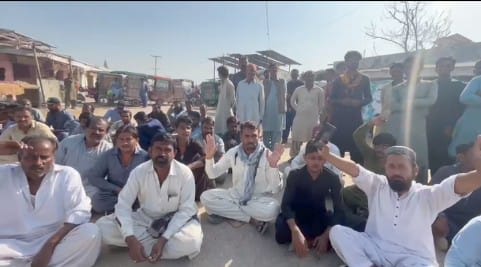 عمرڪوٽ وھرو شريف ويندڙ روڊ جي خراب حالت خلاف ڳوٺاڻن ۽ رڪشا ڊرائيورن جو ڌرڻو