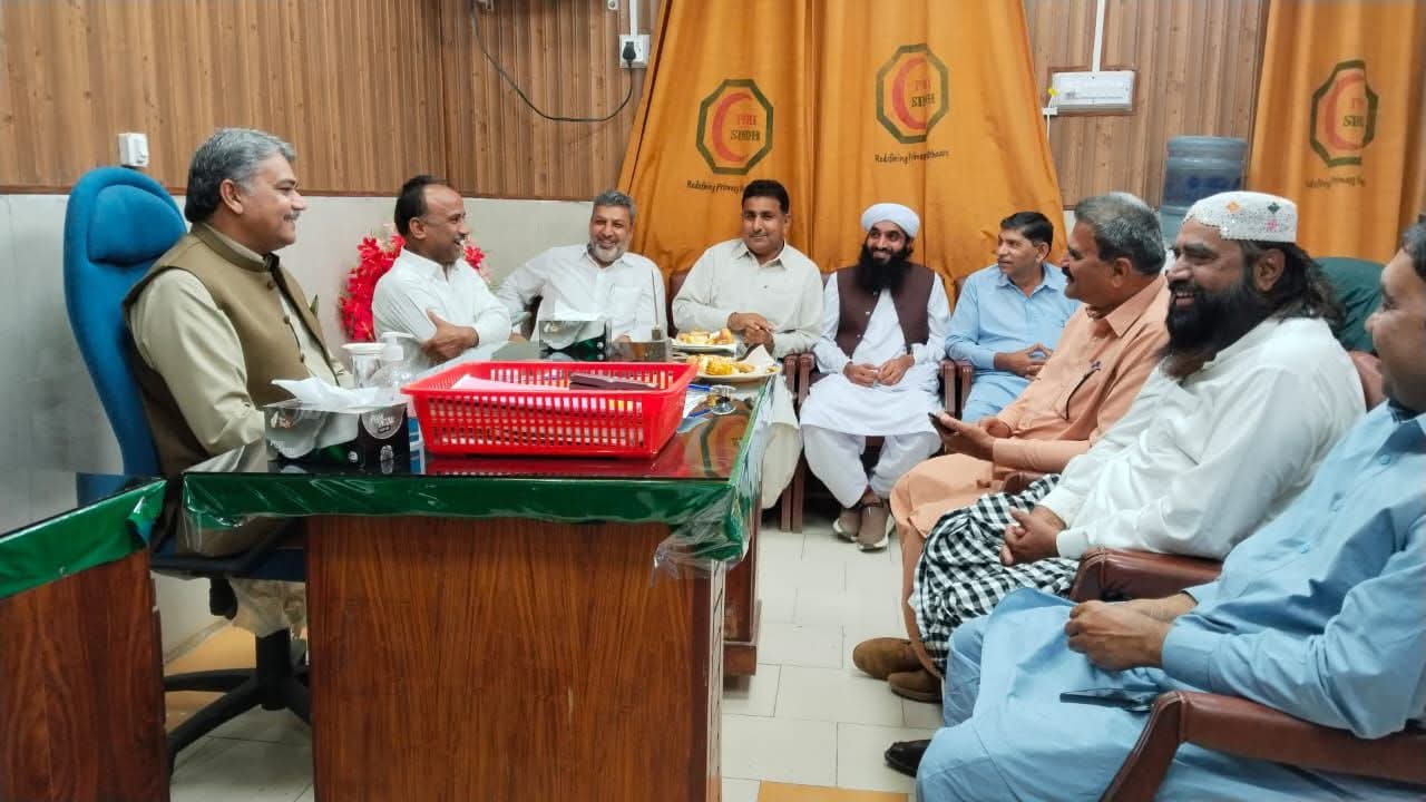 ڏوڪري ۾ شھري امن ڪاميٽي طرفان ٽائون چيئرمين عبدالحميد جيسر جي اڳواڻي ۾ تعلقا اسپتال جو دورو