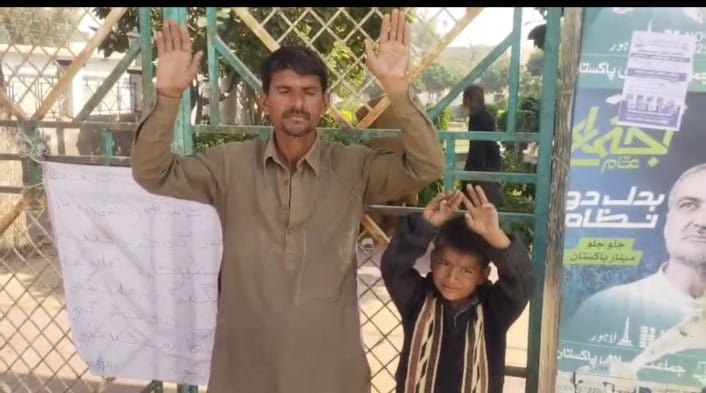 نوشهروفيروز ۾ اکين جي نور کان محروم نوجوان جو پٽ سميت احتجاج