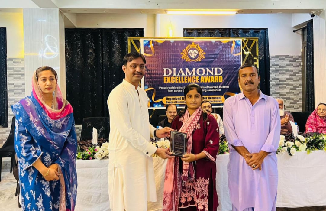 مٺي جي نجي اسڪولن ۾ پوزيشن ماڻيندڙ شاگردن ۾ ايوارڊ تقسيم