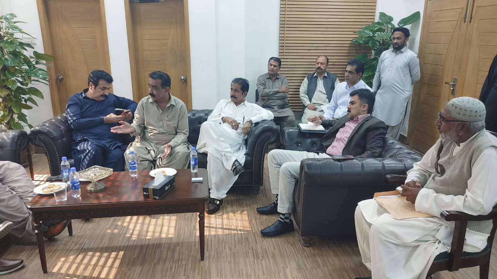 ڊپٽي ڪمشنر ملير آفيس ۾ پيپلز پارٽي اڳواڻن جي اهم گڏجاڻي، مسئلن جي حل لاءِ اڳڀرائي