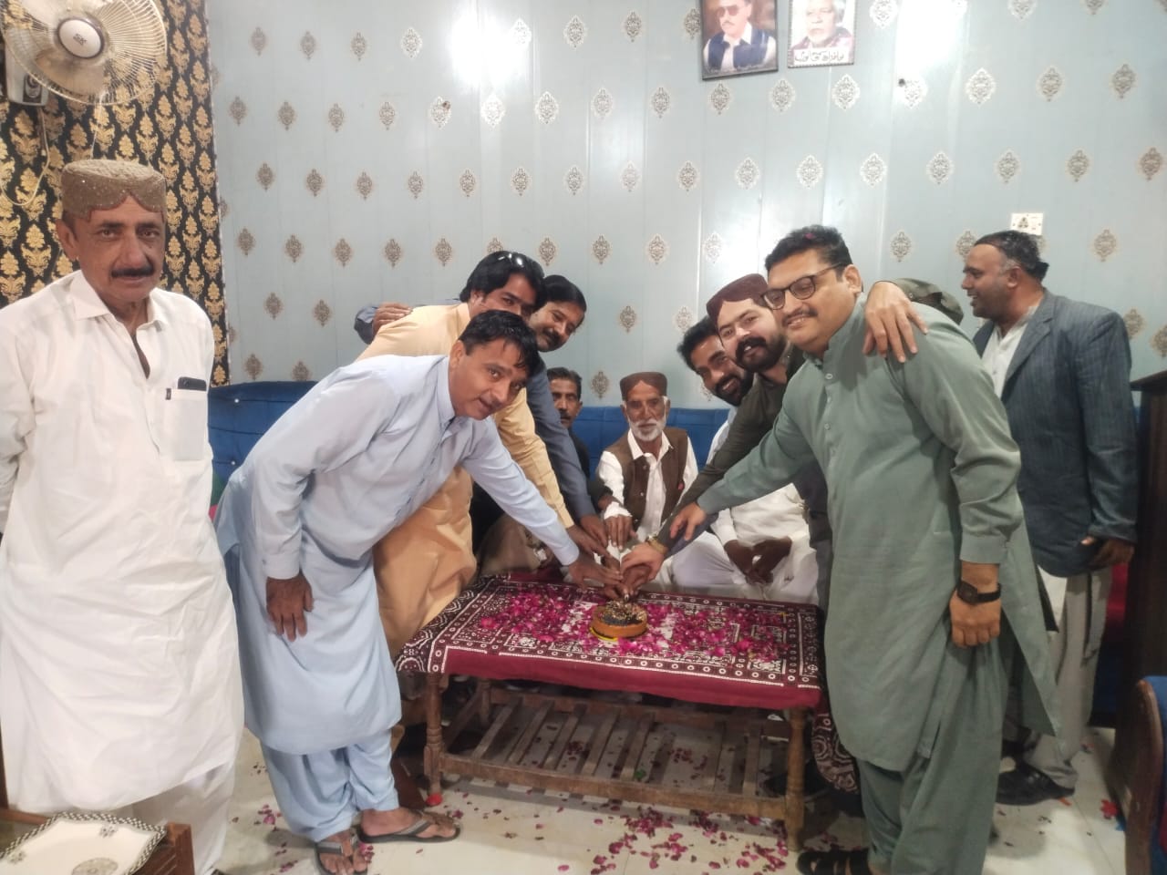 نوشهروفيروز پريس ڪلب ۾ پير پاڳارا شاهه مردان شاهه ڇٽ ڌڻي جي سالگرهه ملهائي وئي