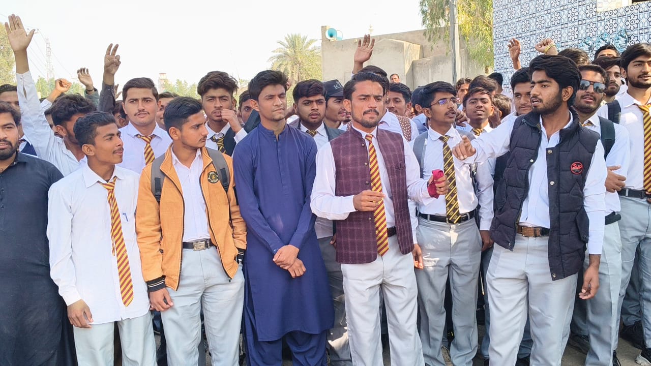 مورو ۾ به شاگردن جو تعليمي بورڊ شهيد بينظيرآباد جي انتظاميه خلاف سراپا احتجاج