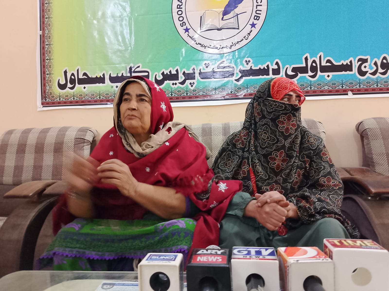 سجاول ۾ ناري جو ماءُ سميت پوليس جمعدار خلاف احتجاج, غلط تعلق رکڻ لاءِ ڌمڪيون ڏيڻ جو الزام