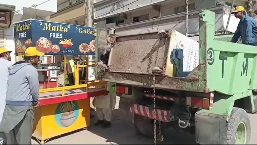 ملير: گلشن حديد ۾ روڊن تي غير قانوني قائم ڇپرن ۽ دڪانن خلاف آپريشن