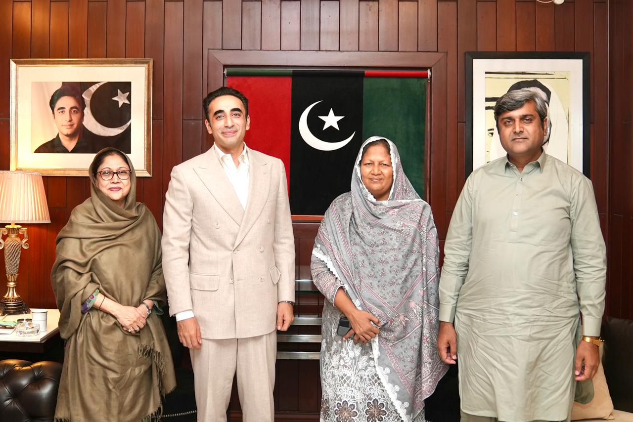 ملير: بلاول بھٹو زرداری اور فریال تالپور سے فشرمین کوآپریٹو سوسائٹی کی چیئرپرسن فاطمہ مجید کی بلاول ہاؤس میں ملاقات