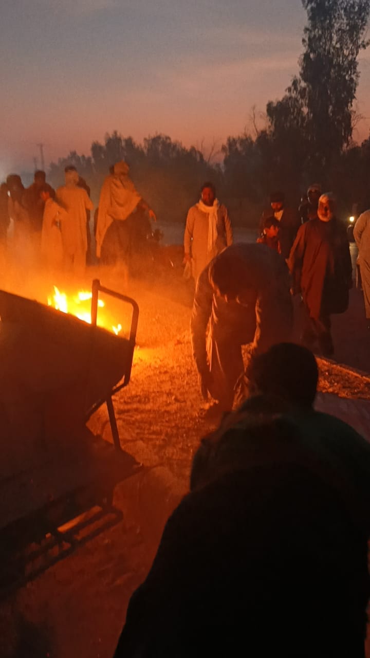 نوشهروفيروز ۾ ڳوٺ کاهي راهو واسين جو بااثرن خلاف احتجاج