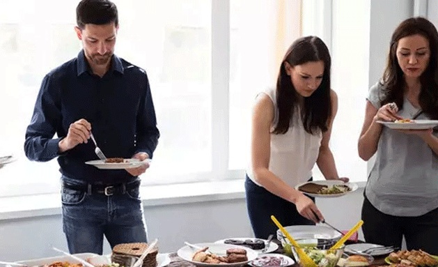 مصروف زندگی میں کھڑے ہوکر کھانا نقصان دہ، یہ عادت چھوڑ دیں: ماہرین کی تنبیہ