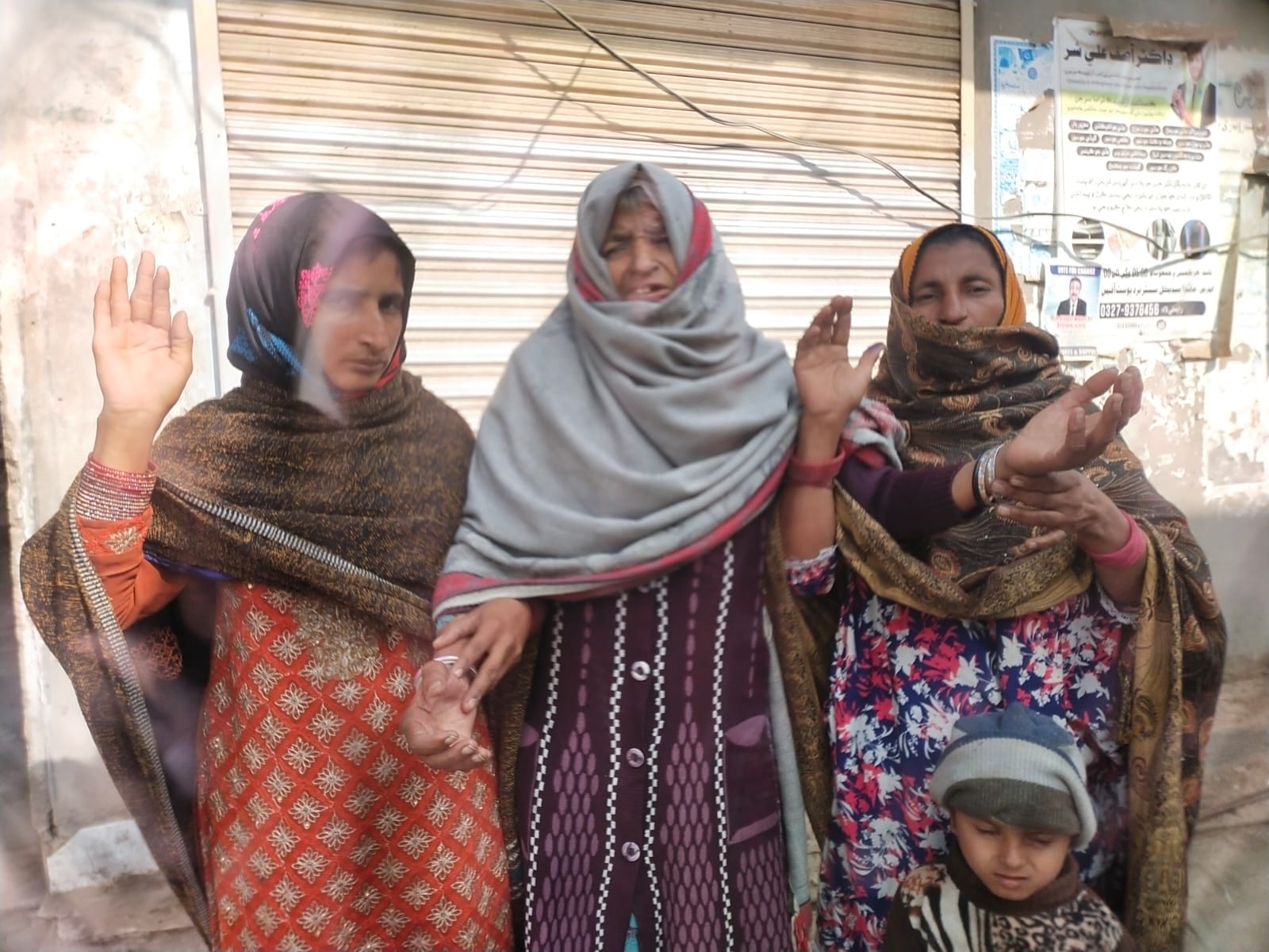 نوشهروفيروز ۾ ڳوٺ يعقوب تنيا واسي عورتن جو پوليس خلاف احتجاج