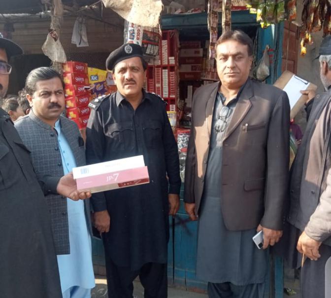 مختيارڪار ڏوڪري طرفان ايڪسائيز پوليس سان گڏ ڊيوٽي فري سگريٽ وڪرو ڪندڙ دوڪاندارن خلاف ڪريڪ ڊائون