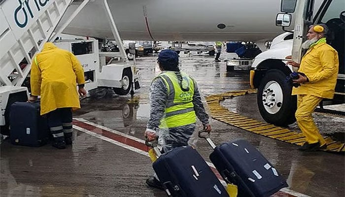 امارات میں موسلا دھار بارش، شارجہ زیرِ آب، دبئی میں ٹریفک مفلوج ہونے لگا