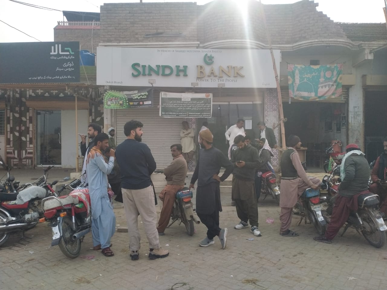 ڏوڪري ۽ باقراڻي تعلقن ۾ هزارين آبادگارن کي هاري ڪارڊ جي قسط جاري نه ٿي