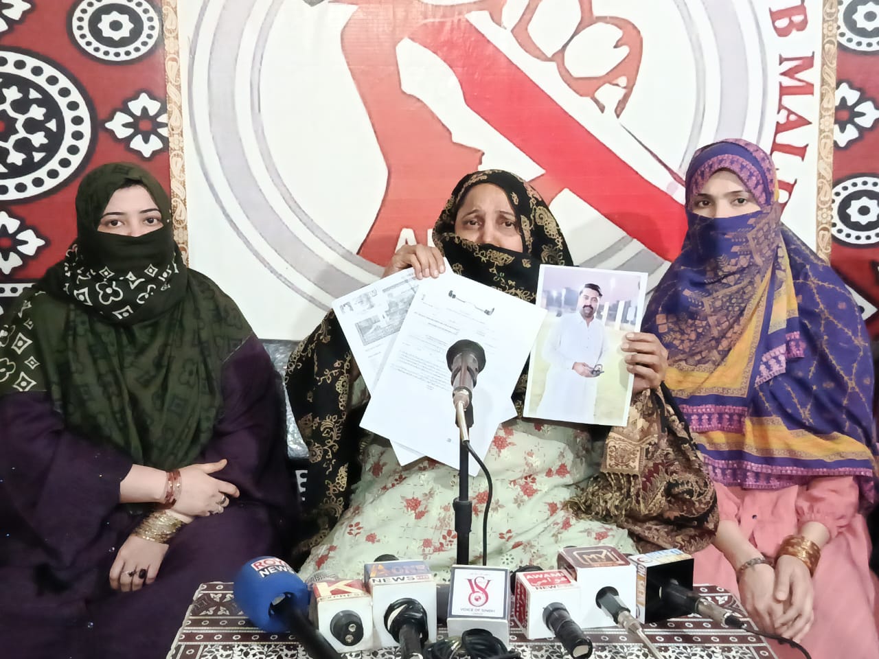 ملير ۾ پٽ جو ملڪيت تان ماءُ تي مبينا تشدد، بيوه روئيندي پريس ڪلب پهچي وئي