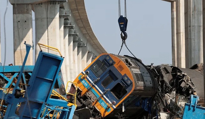 مسافر ٹرین پر کرین گر گئی، 22 افراد جاں بحق، متعدد زخمی