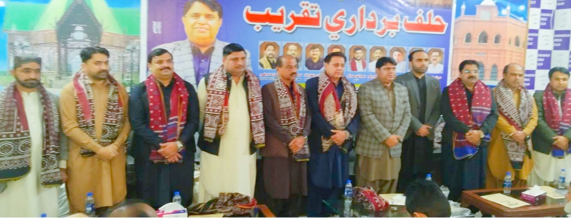 شڪارپور پريس ڪلب جي چونڊيل صدر عبدالسلام انڙ ۽ ٻين عهديدارن حلف کڻي ورتو