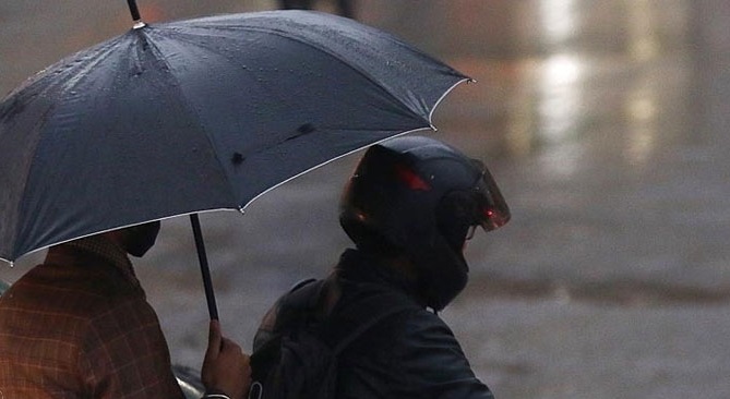 کراچی کے مختلف علاقوں میں پہلے آندھی پھر بارش، سردی کی شدت میں اضافہ