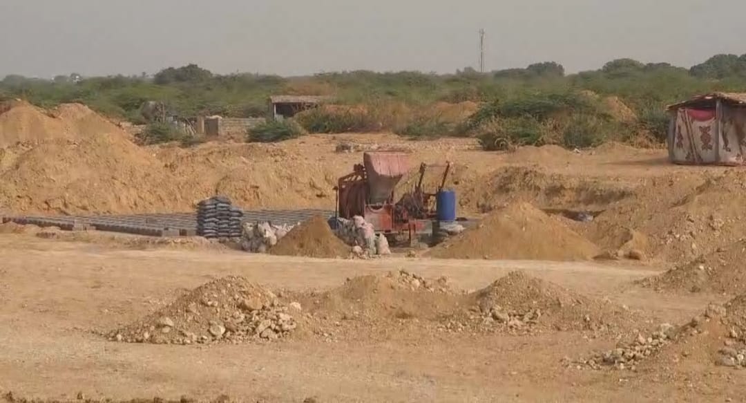 ملیر ندی میں ریت اور بجری سے بلاکس بنانے کا غیر قانونی کاروبار جاری
