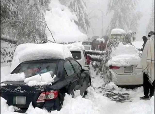 چترال ۽ مري ۾ برفباري: انساني جانن جو الميو..؟