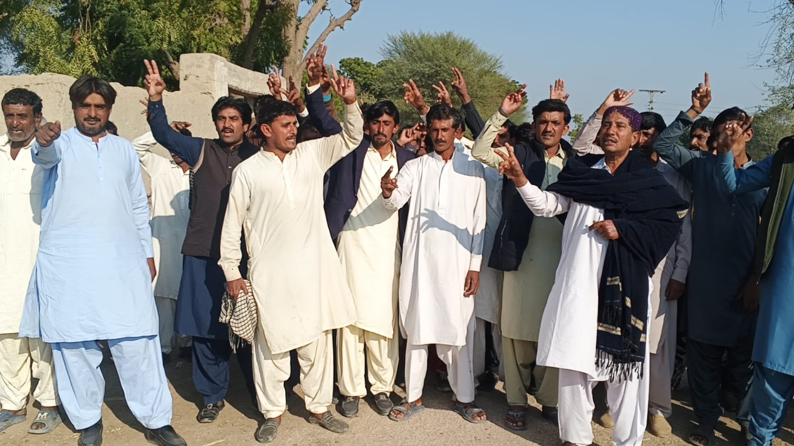 مورو کے قریب گاؤں سید اڀریو شاہ کے رہائشیوں کا پولیس کی مبینہ زیادتیوں کے خلاف احتجاجی مظاہرہ