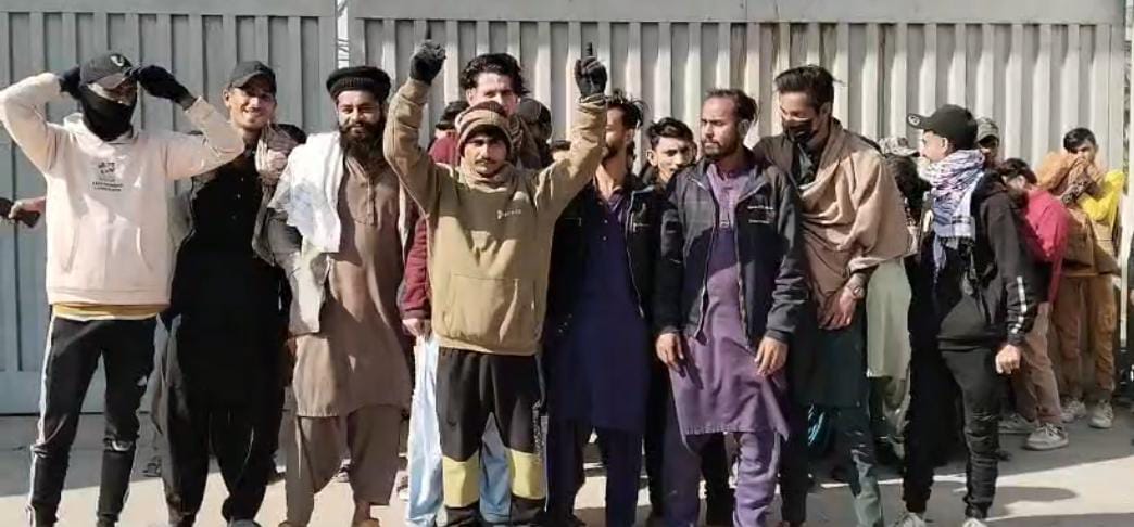 ابراهيم حيدري جي فيڪٽري مان 72 پورهيت جبري طور برطرف، متاثرن جو احتجاج