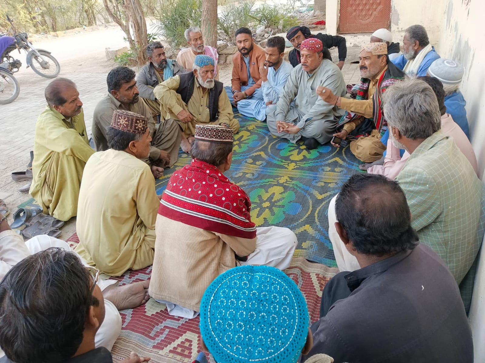 ملير: يو سي چشمہ ۾ علائقي واسين جي  گڏجاڻي قبرستان جي مسئلي تي مشاورت