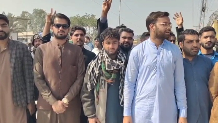 لاڑکانہ: آئی بی اے ٹیسٹنگ سروس کے خلاف امیدواروں کا احتجاجی مظاہرہ