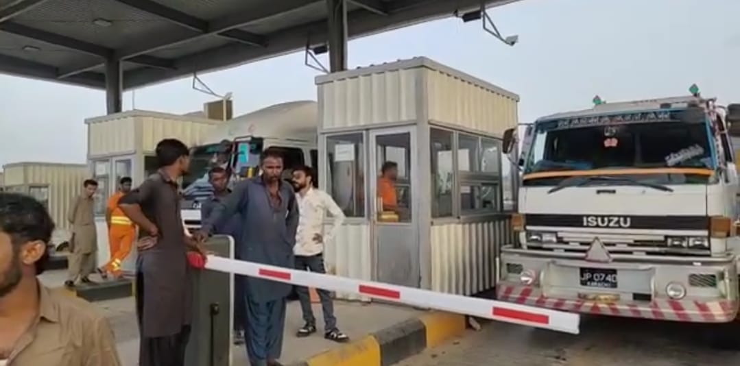 ملير: لنڪ روڊ ٽول پلازه تي رهواسين جي گاڏين کان جبري  اوڳاڙي