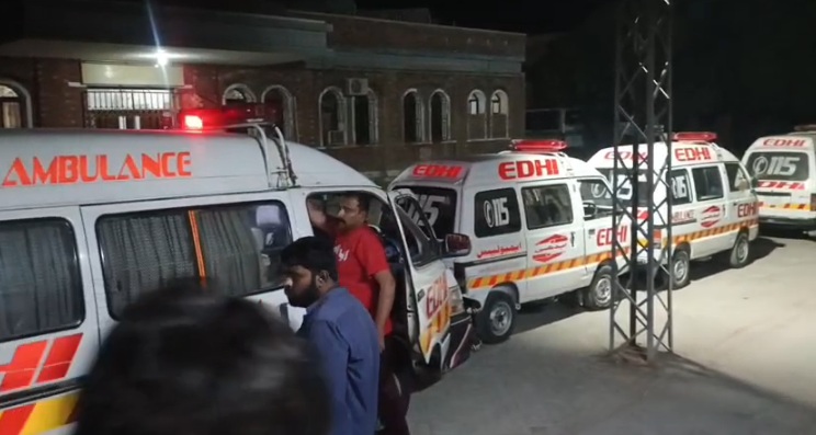 خیرپور کے قریب تیز رفتار کوچ اور ٹرالر میں تصادم، 11 افراد جاں بحق، متعدد زخمی