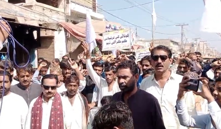 کنڈیارو میں یوسی غلام شاہ کے 30 سے زائد دیہات کے مکین سڑکوں پر نکل آئے، منتخب نمائندوں کے خلاف احتجاج