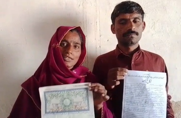 پیرجوگوٹھ: ٹھری میرواہ کے گاؤں ہنڈیاری کی رہائشی امینہ ملاح کا شوہر کے ہمراہ تحفظ کے ليئے سخت احتجاج