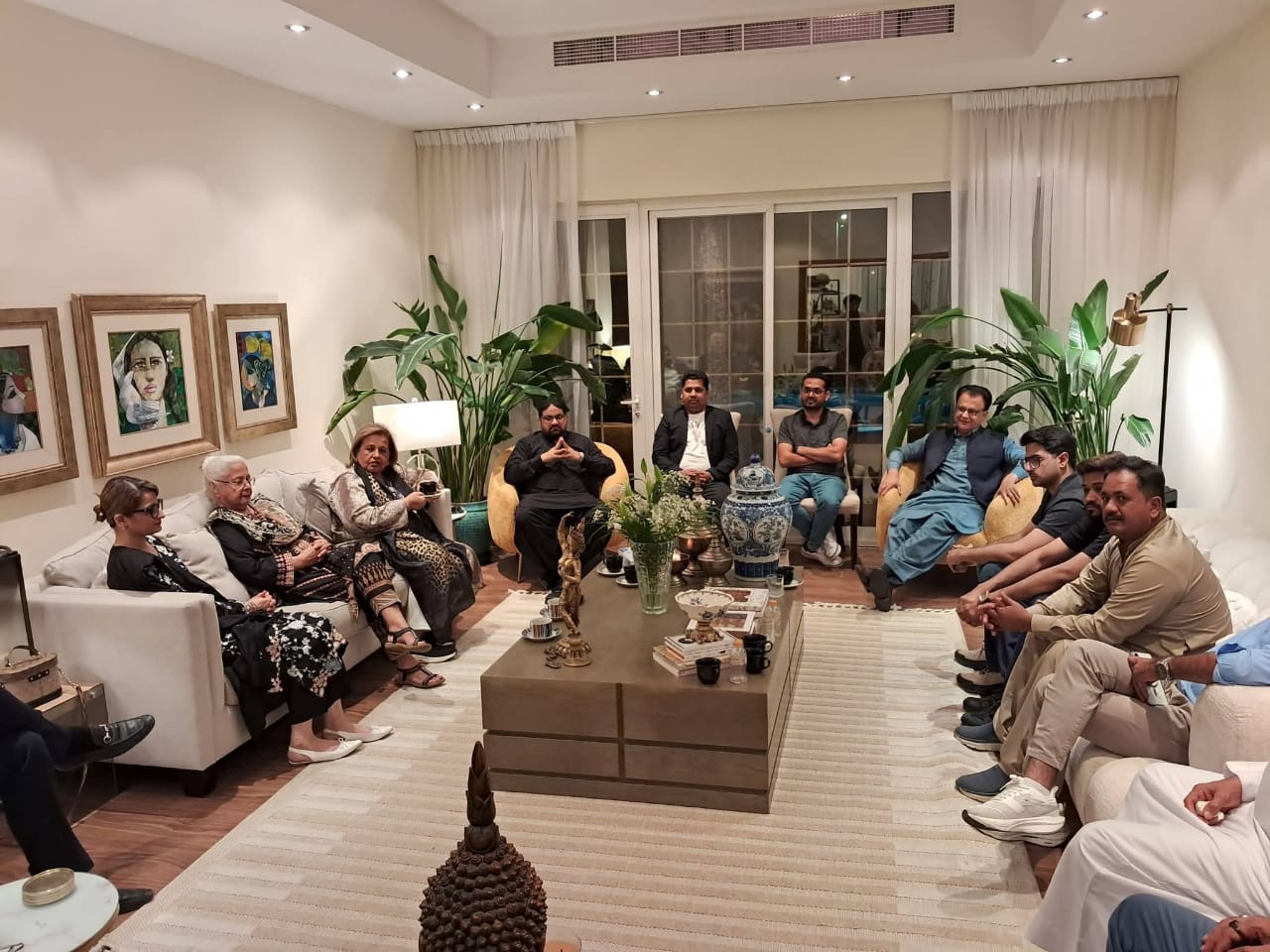 دبئي ۾ سنڌي ٻولي جي ماهر ڊاڪٽر فهميده حسين پاران اياز لطيف پليجو ۽ نور الهديٰ شاهه جي مان ۾ آجياڻو