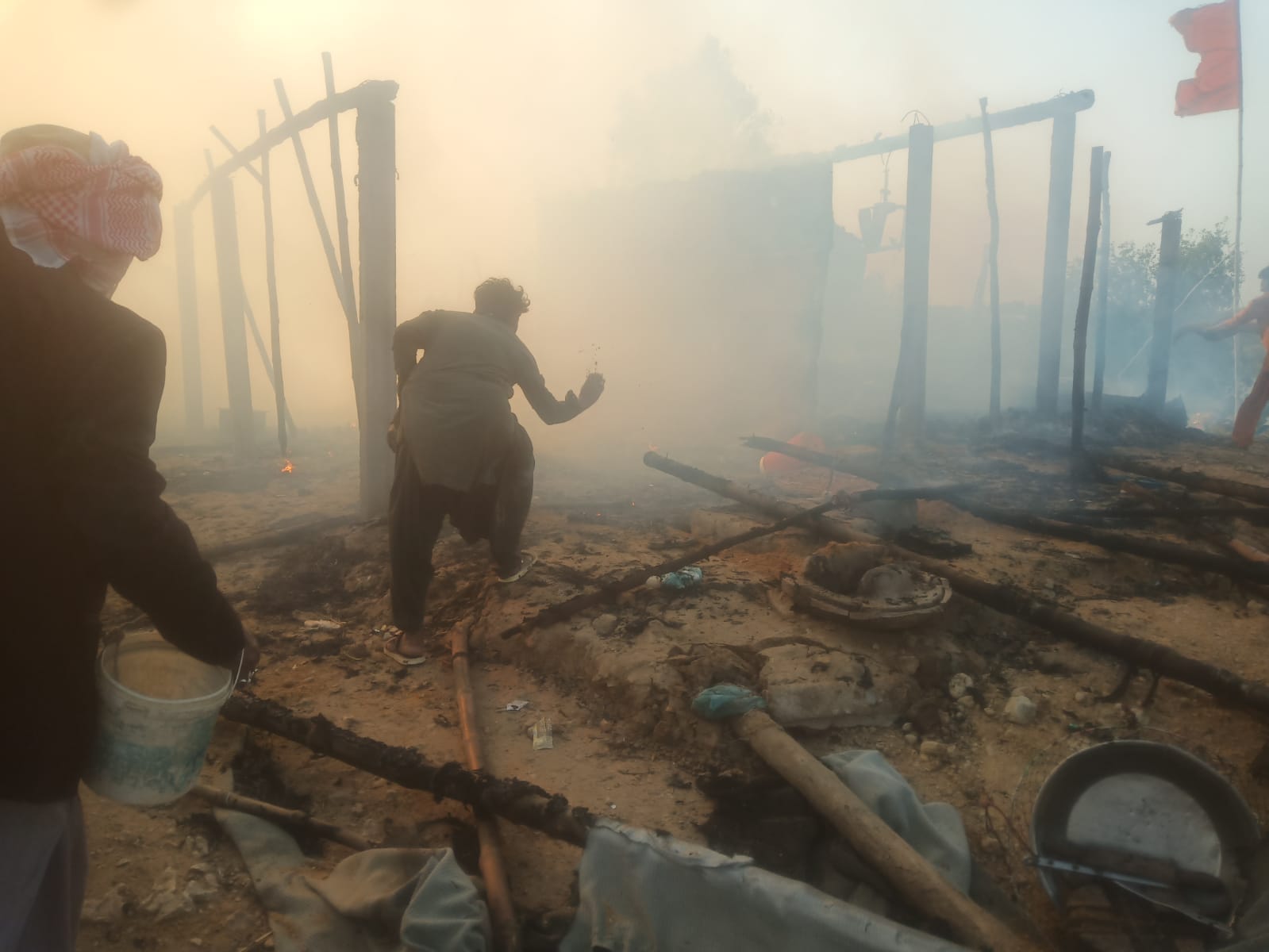 ٺٽو: عيدگاه مڪلي ڀرسان 8 پورهيتن جي گهر کي باهه، الهه تلهه سڙي رک