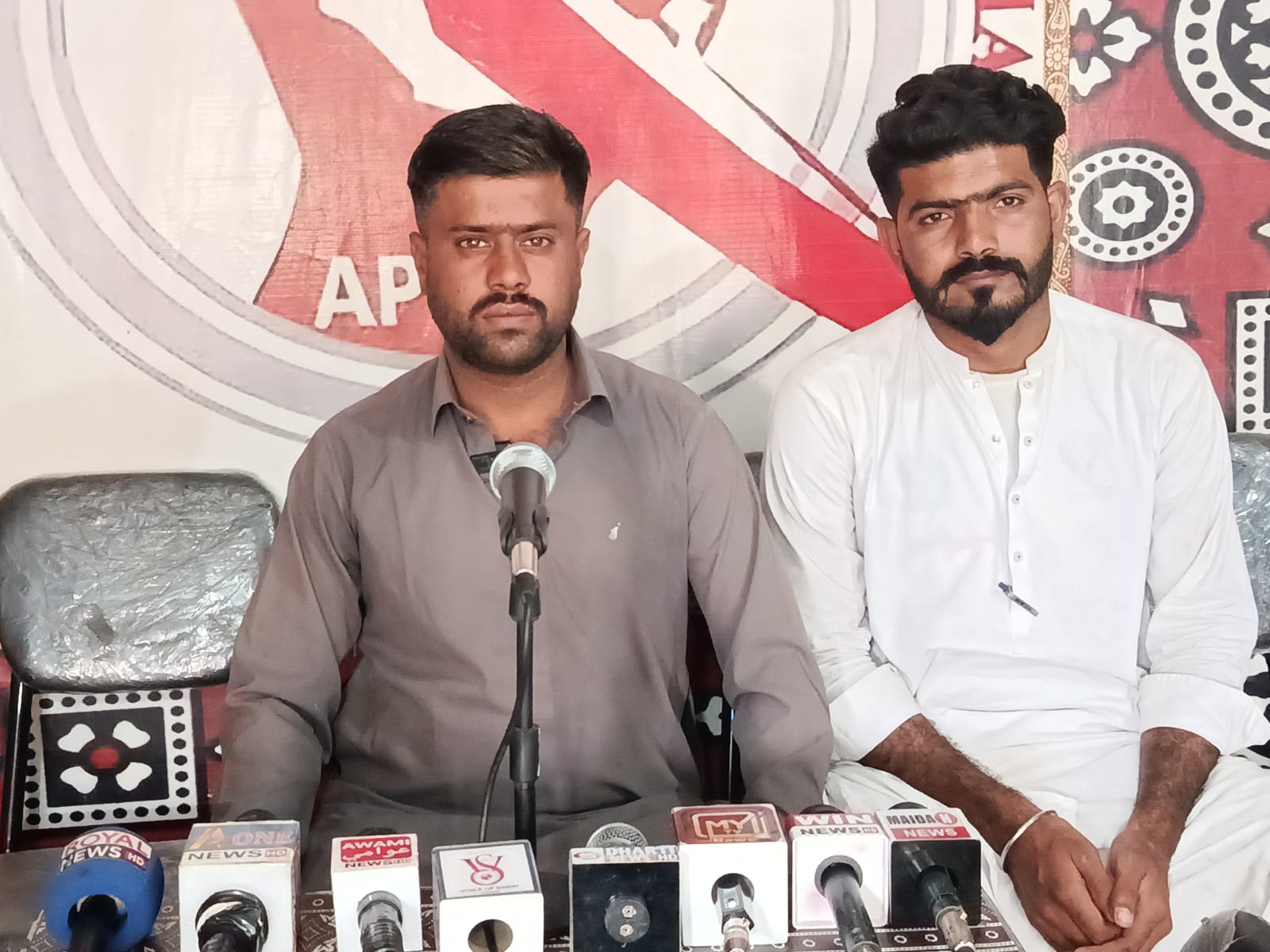 لاڙڪاڻي واسي نوجوان پوليس خلاف ڪراچي ۾ سراپا احتجاج