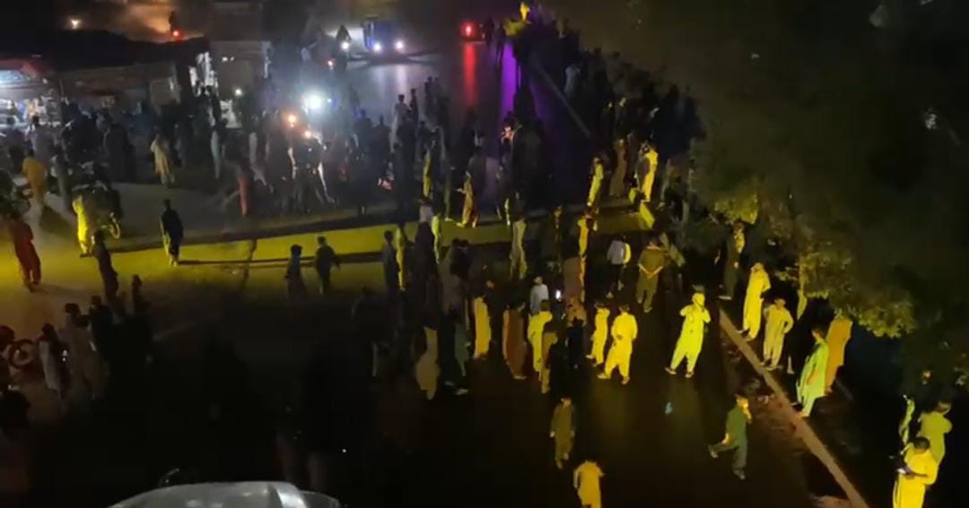 رزاق آباد ۽ ڀرپاسي وارن علائقن ۾ 15 ڏينهن کان بجلي بند، رهواسين جو ڌرڻو