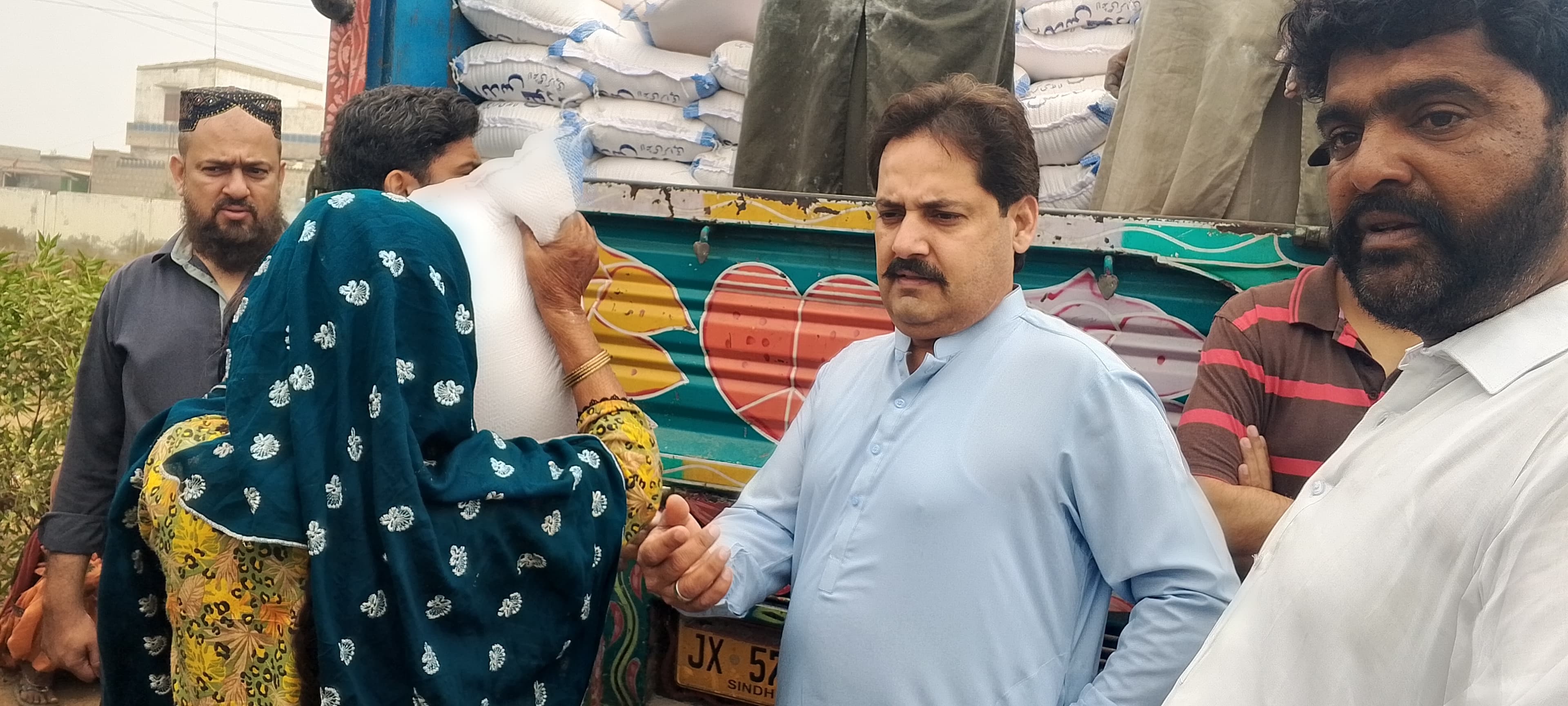 ٺٽي ۾ پي ٽي آءِ اڳواڻ پاران 1200 خاندانن ۾ اٽو ورهايو ويو