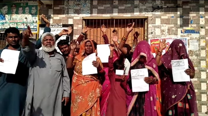 عمرڪوٽ ۾ مبينا ٺڳي خلاف ڪولهي برادري جو احتجاج، 15 سالن کان سون، چاندي ۽ روڪ رقم واپس نه ملڻ جو الزام