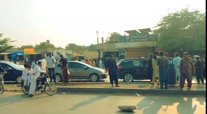 گهگهر ۾ ٻن ڌرين ۾ جهيڙي دوران فائرنگ، هڪ ڄڻو زخمي، وارثن جو روڊ بلاڪ ڪري ڌرڻو