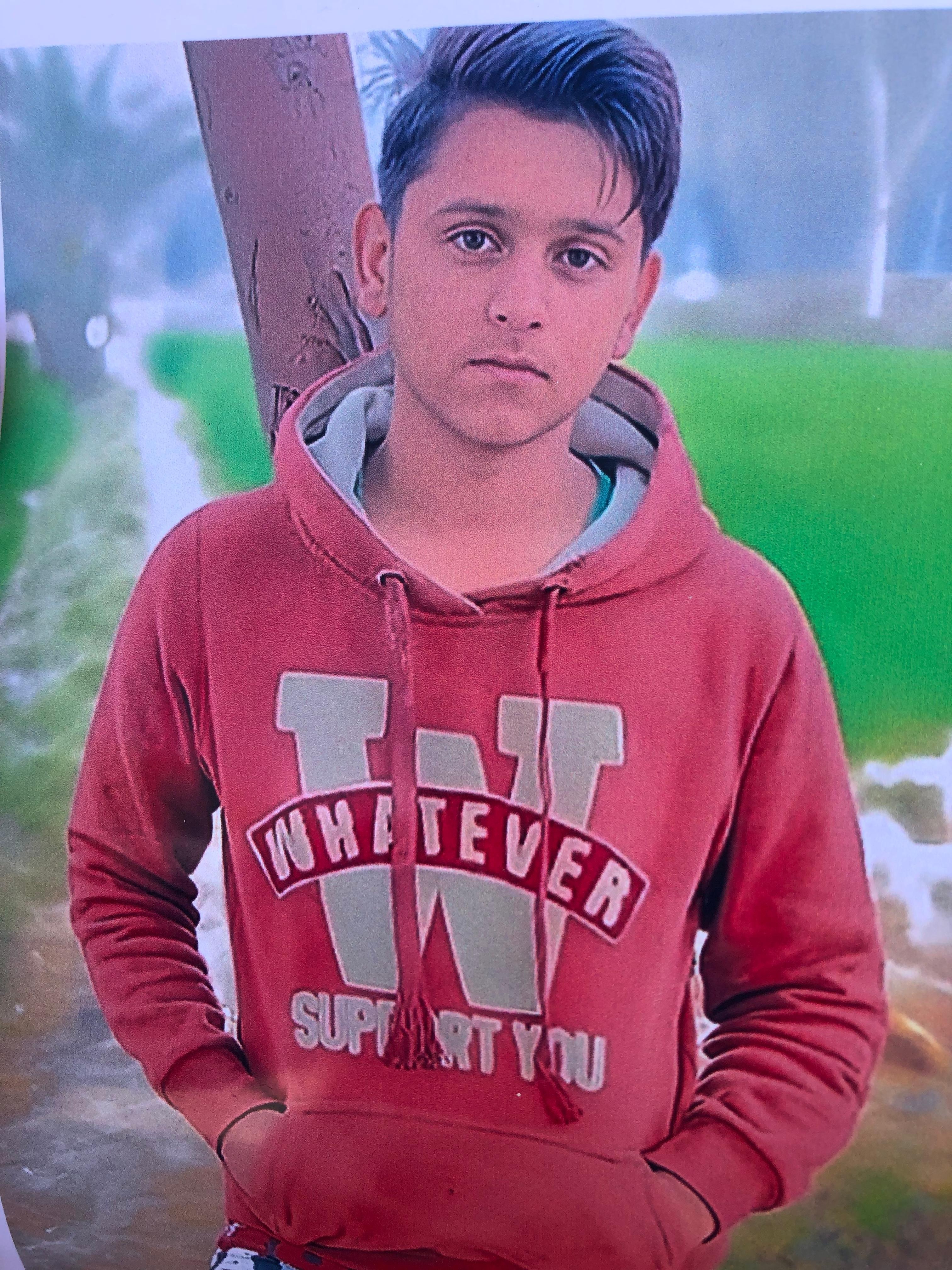 سکر ۾ ڪوٽڏيجي واسي نوجوان جي قتل خلاف سندس چاچي جو احتجاج