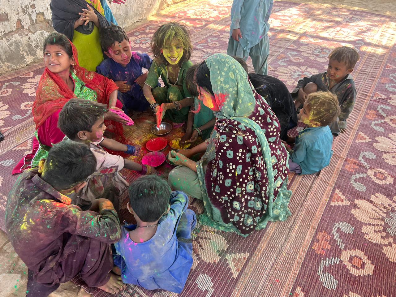 عمرڪوٽ ۾ سماجي تنطيم اسپارڪ پاران سرن جي بٺي تي هولي جي تقريب منعقد