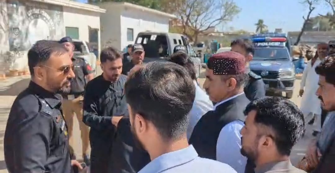 ملير: ميمڻ ڳوٺ ٿاڻي تي وڪيلن ۽ پوليس ۾ جھيڙو، ڪيترائي وڪيل گرفتار