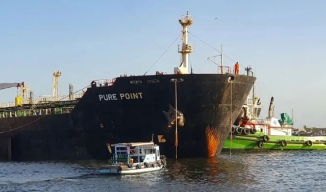 بحران کا خدشہ ٹل گیا، پیٹرول سے بھرے 4 جہاز بن قاسم پہنچ گئے